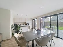 Recente woning met 3 slaapkamers en ruime tuin te huur in Zedelgem 