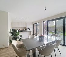 Recente woning met 3 slaapkamers en ruime tuin te huur in Zedelgem