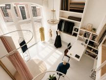 Karaktervol en lichtrijk handelspand van 58 m² met mooie vitrine in centrum Hasselt