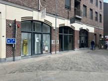 Karaktervol en lichtrijk handelspand van 58 m² met mooie vitrine in centrum Hasselt