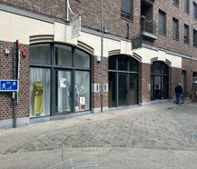 Karaktervol en lichtrijk handelspand van 58 m² met mooie vitrine in centrum Hasselt