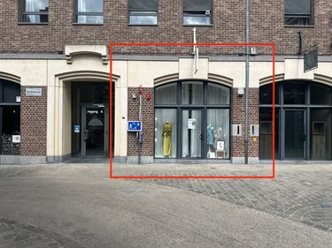 Karaktervol en lichtrijk handelspand van 58 m² met mooie vitrine in centrum Hasselt