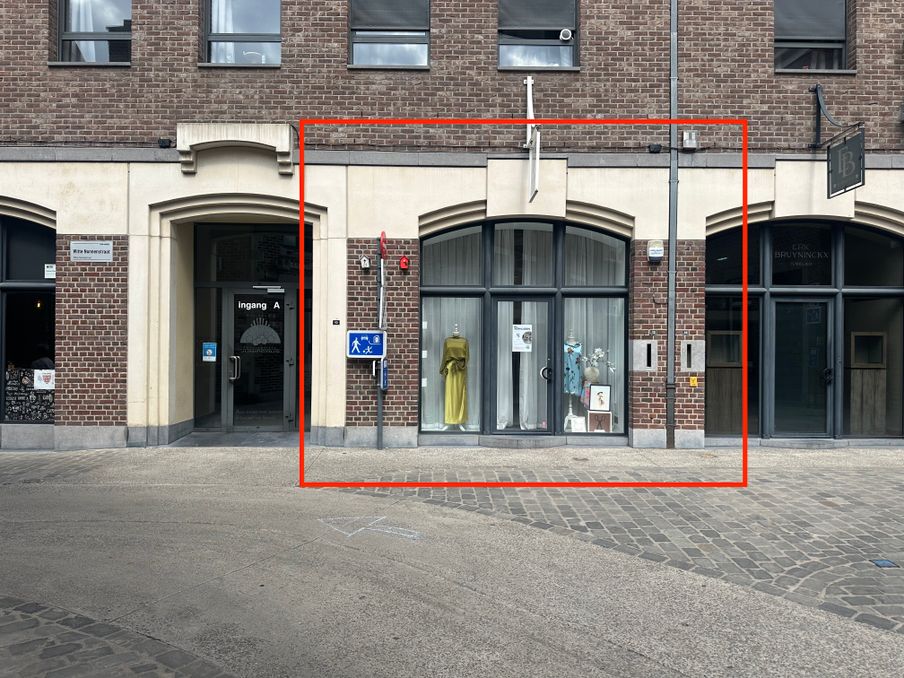 Karaktervol en lichtrijk handelspand van 58 m² met mooie vitrine in centrum Hasselt