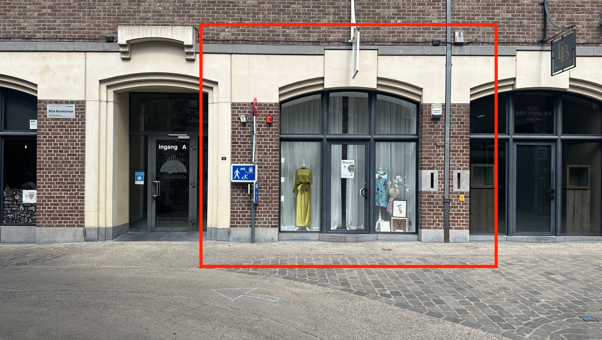Karaktervol en lichtrijk handelspand van 58 m² met mooie vitrine in centrum Hasselt