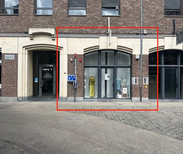 Karaktervol en lichtrijk handelspand van 58 m² met mooie vitrine in centrum Hasselt
