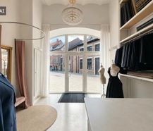 Karaktervol en lichtrijk handelspand van 58 m² met mooie vitrine in centrum Hasselt
