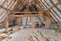 Veelzijdige te renoveren hoeve te koop in Jabbeke