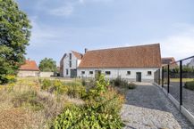 Veelzijdige te renoveren hoeve te koop in Jabbeke