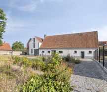 Veelzijdige te renoveren hoeve te koop in Jabbeke