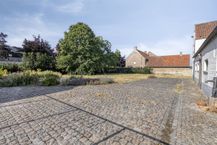 Veelzijdige te renoveren hoeve te koop in Jabbeke
