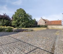 Veelzijdige te renoveren hoeve te koop in Jabbeke