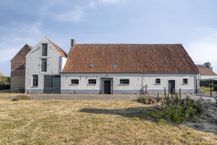 Veelzijdige te renoveren hoeve te koop in Jabbeke