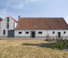 Veelzijdige te renoveren hoeve te koop in Jabbeke