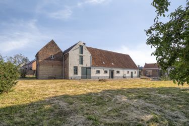 Veelzijdige te renoveren hoeve te koop in Jabbeke
