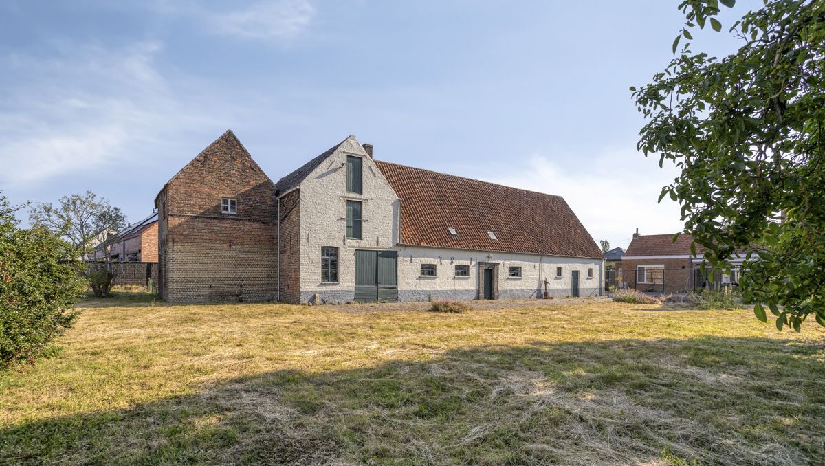 Veelzijdige te renoveren hoeve te koop in Jabbeke