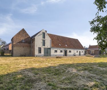 Veelzijdige te renoveren hoeve te koop in Jabbeke