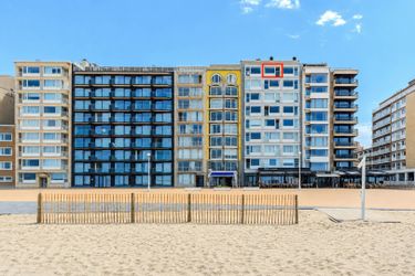 Beautifully renovated apartment with frontal sea view