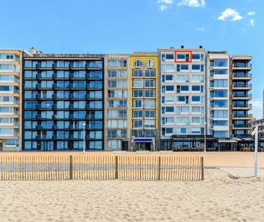 Beautifully renovated apartment with frontal sea view