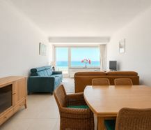 Beautifully renovated apartment with frontal sea view