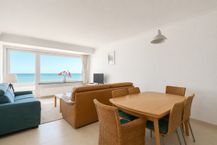 Beautifully renovated apartment with frontal sea view