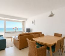 Beautifully renovated apartment with frontal sea view