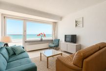 Beautifully renovated apartment with frontal sea view