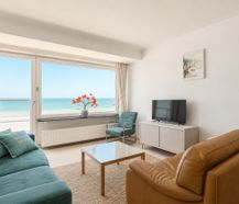Beautifully renovated apartment with frontal sea view
