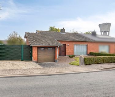Gelijkvloers huis te koop met 3 slaapkamers, garage en tuin