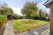 Gelijkvloers huis te koop met 3 slaapkamers, garage en tuin