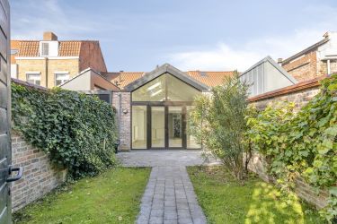 Instapklaar huis te koop met tuin inclusief garage in Brugge
