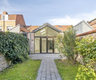 Instapklaar huis te koop met tuin inclusief garage in Brugge