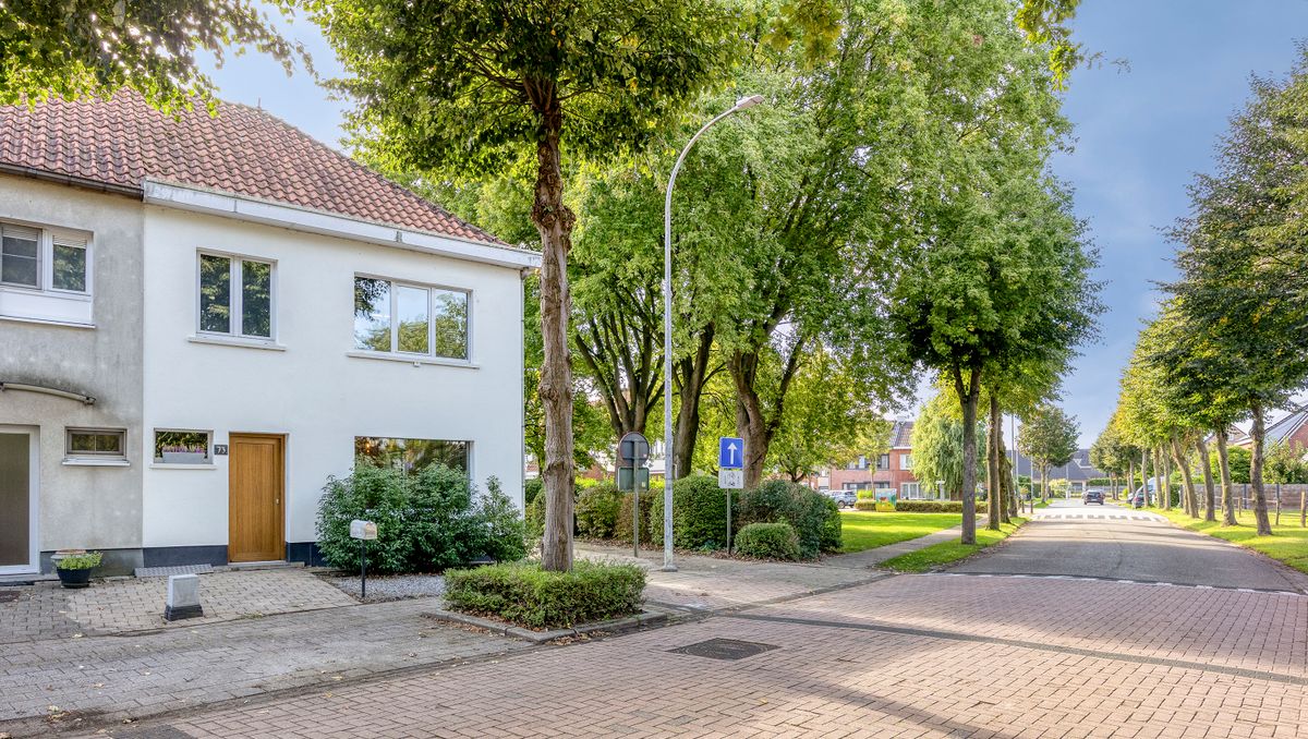 Gerenoveerde halfopen woning met tuin te koop in Gooreind!