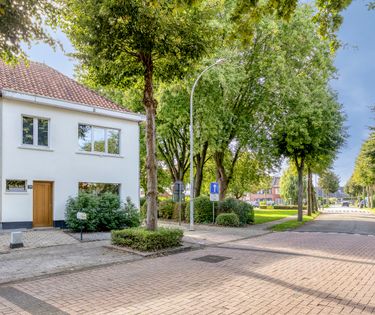 Gerenoveerde halfopen woning met tuin te koop in Gooreind!