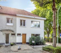 Gerenoveerde halfopen woning met tuin te koop in Gooreind!