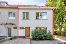 Gerenoveerde halfopen woning met tuin te koop in Gooreind!