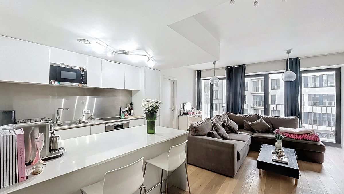 Brussel:1 slaapkamer appartement met terras + parking.