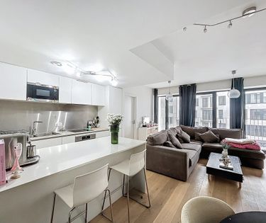 Brussel:1 slaapkamer appartement met terras + parking.