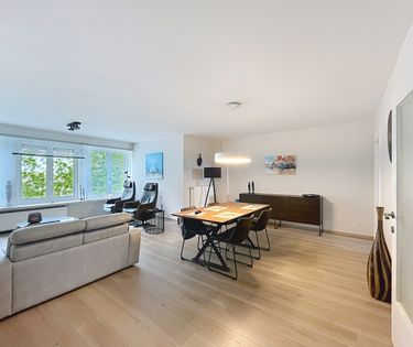 Lichtrijk appartement met 2 slaapkamers en garagebox te huur in Brugge