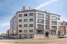 Appartement te koop met 2 kamers, terras en garage in Ieper