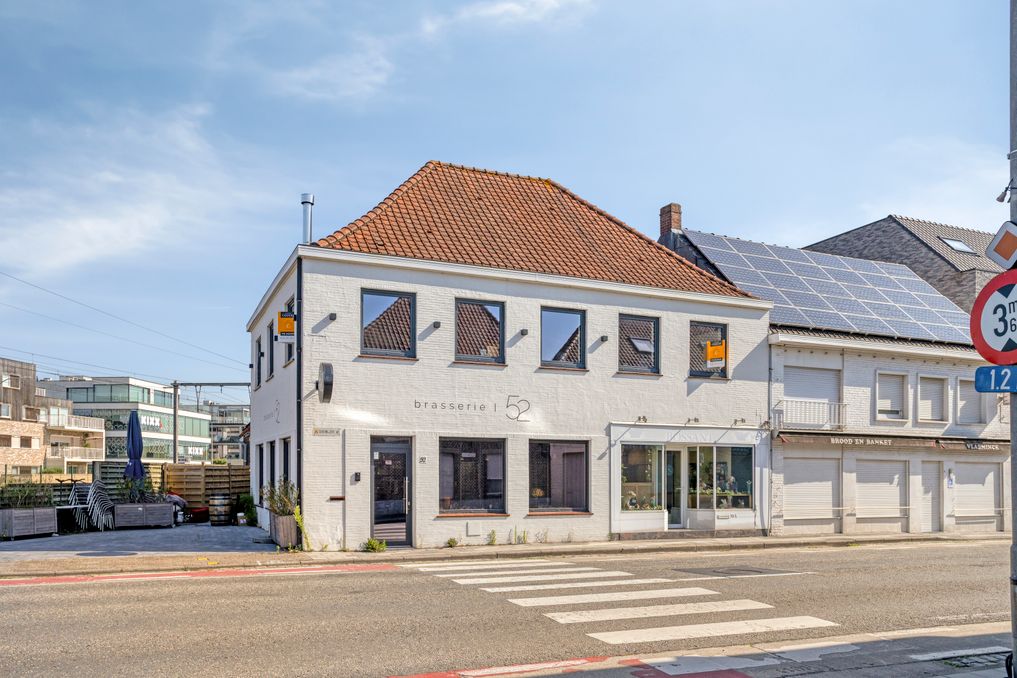 Handelspand te koop met terras en appartement in Loppem