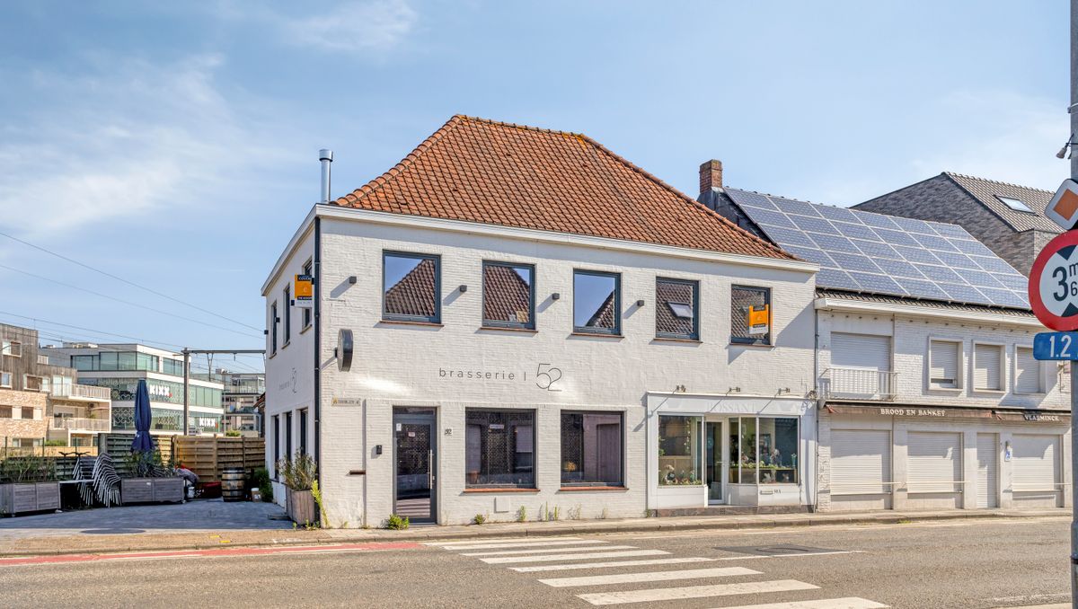 Handelspand te koop met terras en appartement in Loppem