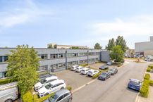 Kantoren (1.832m²) met logistieke unit (1.903m²) te koop in Brugge.