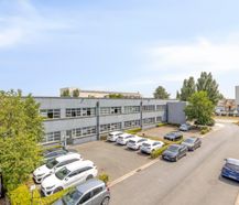 Kantoren (1.832m²) met logistieke unit (1.903m²) te koop in Brugge.