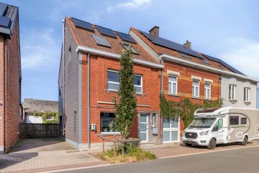 Half open woning met bijgebouw van 60 m2
