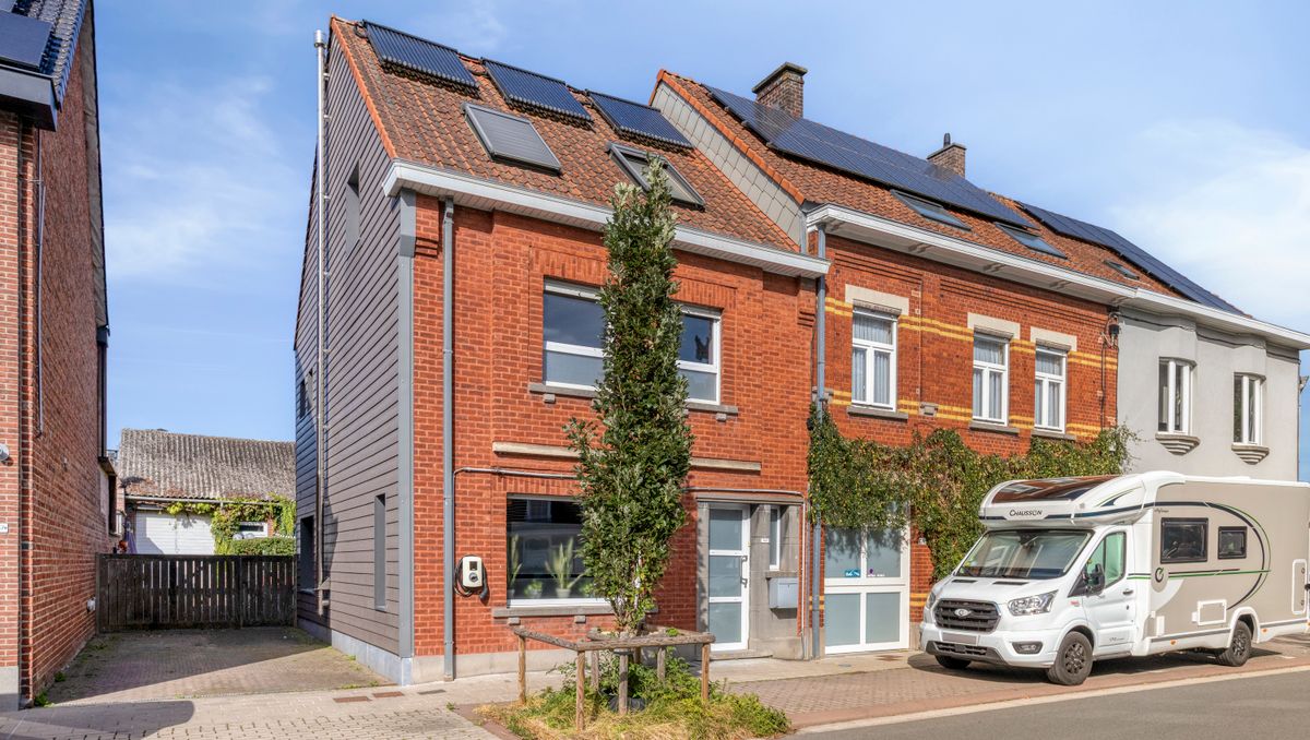 Half open woning met bijgebouw van 60 m2