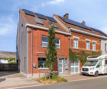 Half open woning met bijgebouw van 60 m2