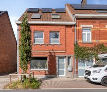 Half open woning met bijgebouw van 60 m2