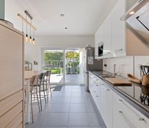 Gelijkvloerse woning met 5 slaapkamers te Lendelde