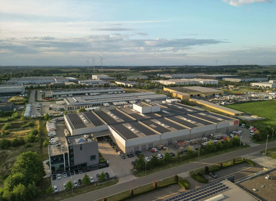 Magazijnen (14.176 m²) met kantoren te koop in Tongeren
