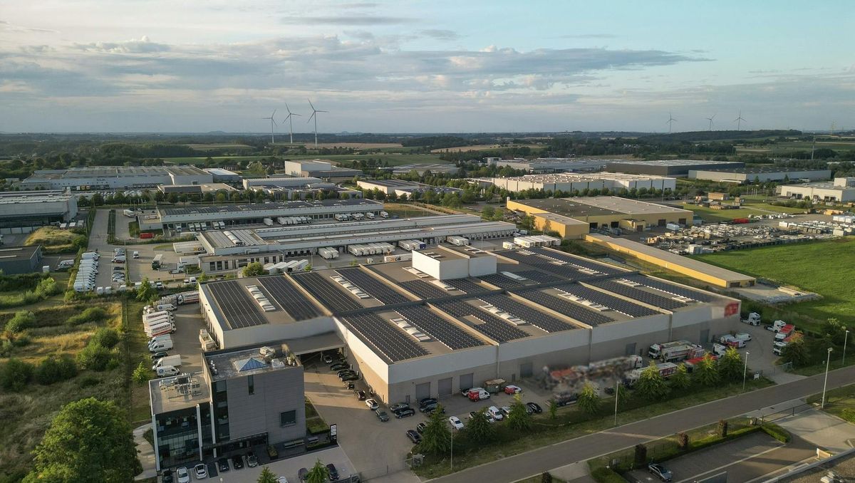 Magazijnen (14.176 m²) met kantoren te koop in Tongeren